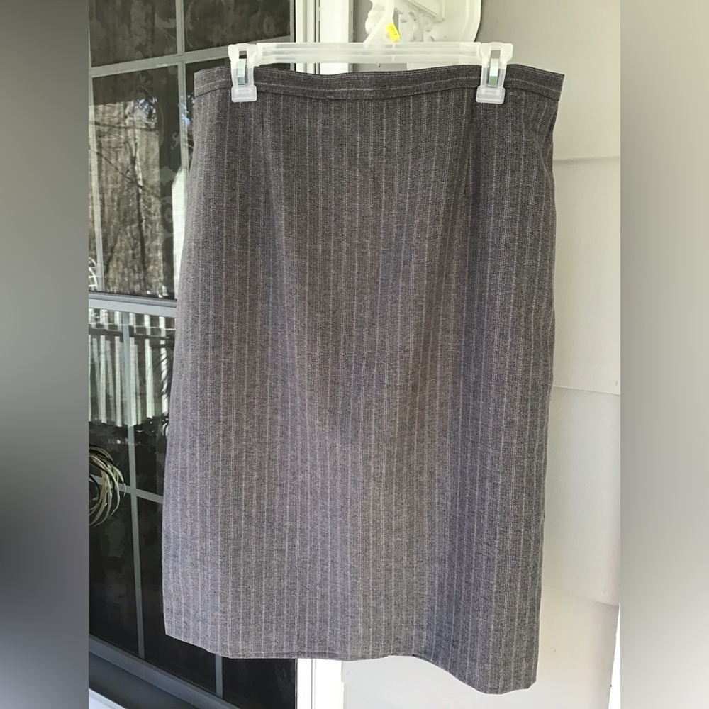 Alfred Dunner women's stretches side Straight Skirt Size 14 pin stripes gray EUC